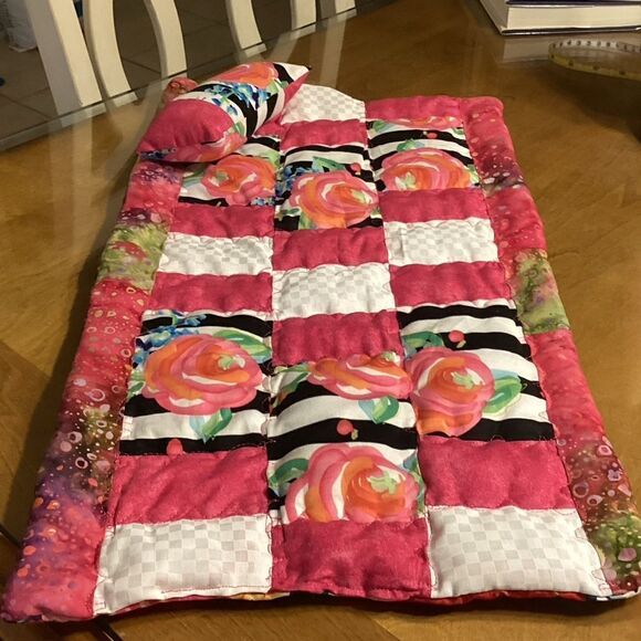 NWT. Hand Crafted Reversible Quilt and Pillow Set - Picture 7 of 7
